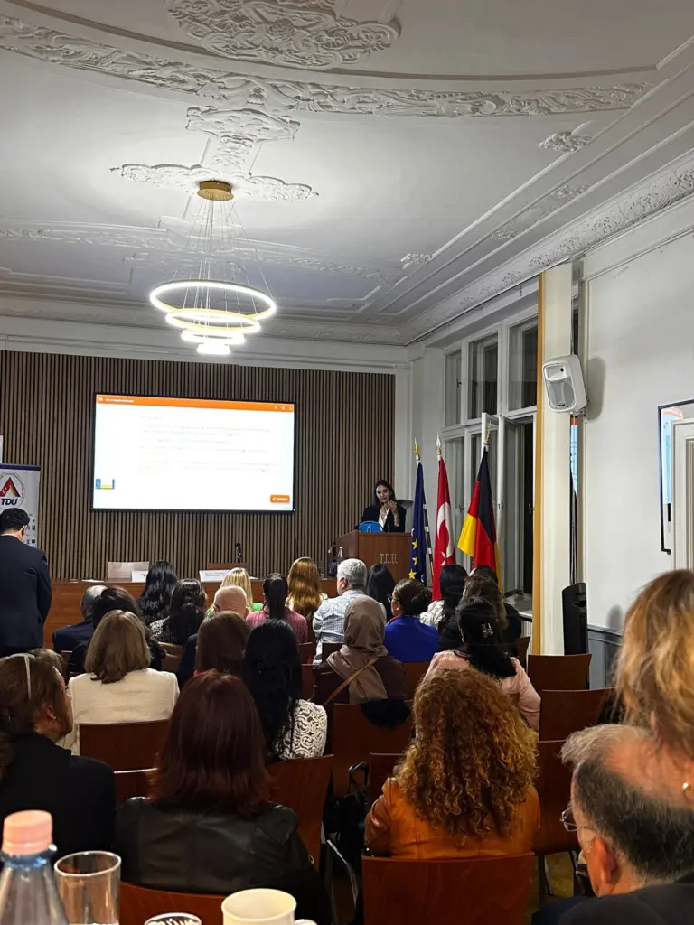 Podiumsdiskussion der Türkisch-Deutschen Unternehmervereinigung e.V. beleuchtet interkulturelle Kommunikation und psychologische Auswirkungen der sozialen Medien