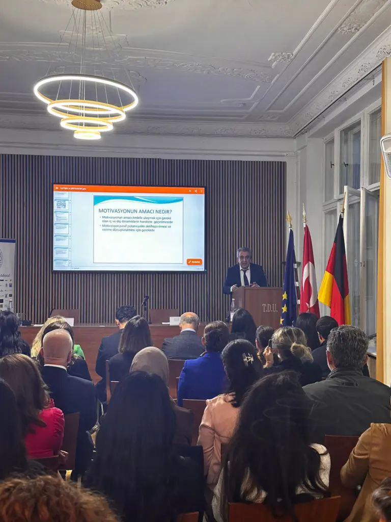 Podiumsdiskussion der Türkisch-Deutschen Unternehmervereinigung e.V. beleuchtet interkulturelle Kommunikation und psychologische Auswirkungen der sozialen Medien
