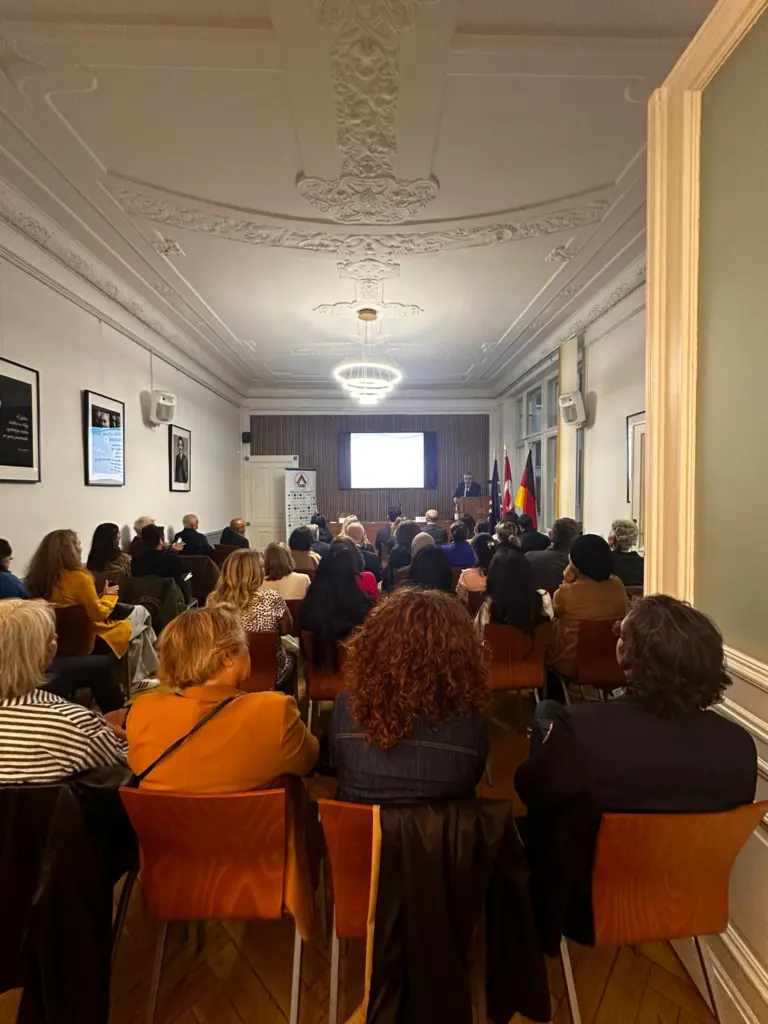 Podiumsdiskussion der Türkisch-Deutschen Unternehmervereinigung e.V. beleuchtet interkulturelle Kommunikation und psychologische Auswirkungen der sozialen Medien