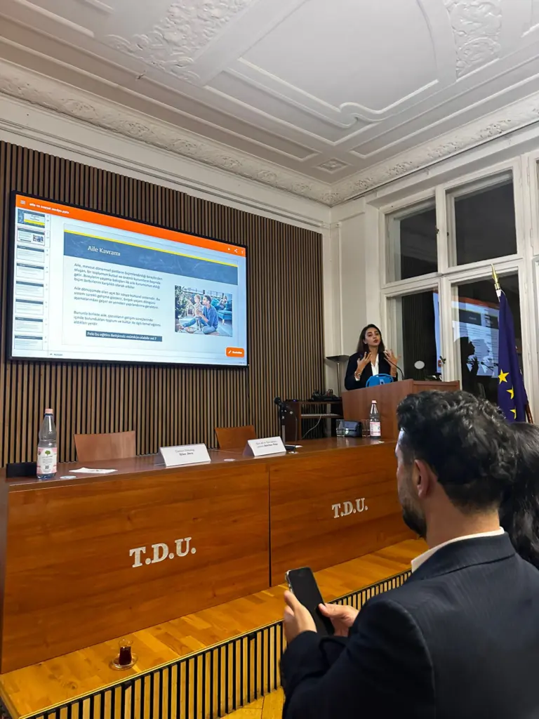Podiumsdiskussion der Türkisch-Deutschen Unternehmervereinigung e.V. beleuchtet interkulturelle Kommunikation und psychologische Auswirkungen der sozialen Medien