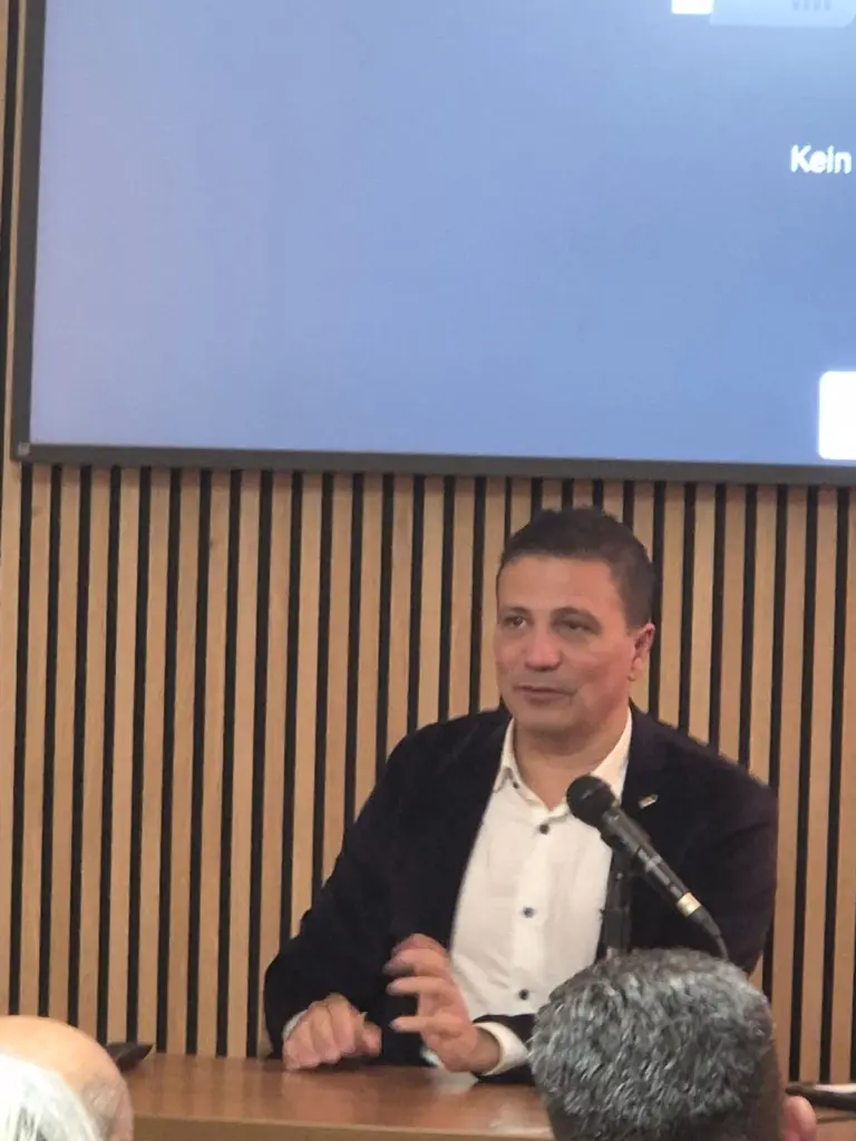 erfolgreiche-veranstaltung-mit-prof-dr-ugur-sezerman (6)