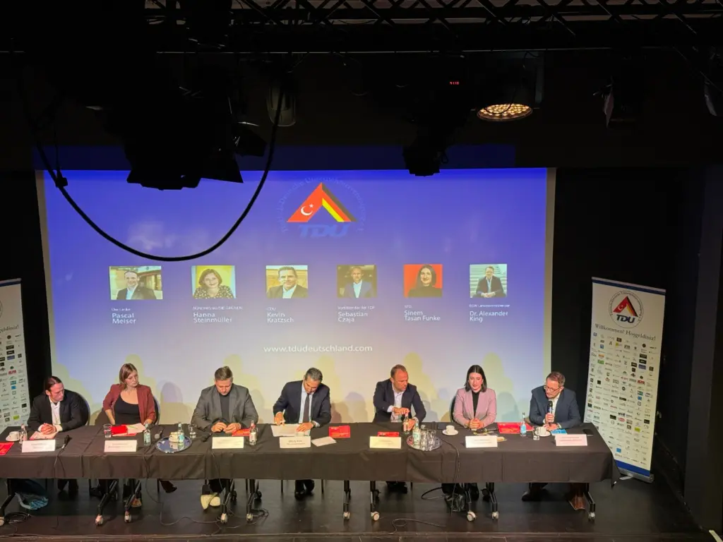 politische-podiumsdiskussion-zur-bundestagswahl-2025-bei-der-tdu-ein-erfolgreicher-austausch (3)