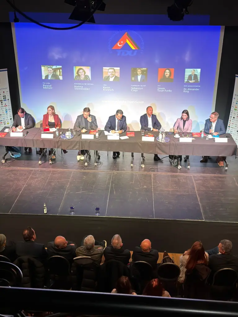 politische-podiumsdiskussion-zur-bundestagswahl-2025-bei-der-tdu-ein-erfolgreicher-austausch (4)