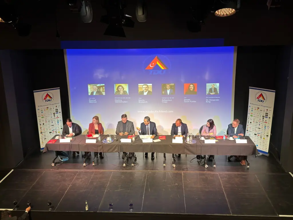 politische-podiumsdiskussion-zur-bundestagswahl-2025-bei-der-tdu-ein-erfolgreicher-austausch (6)