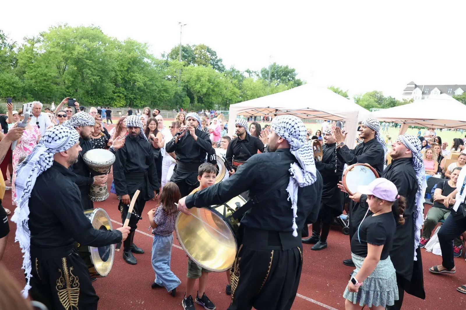 tdu-sommerfest-2025-ein-tag-voller-vielfalt-gemeinschaft-und-solidaritaet (43)