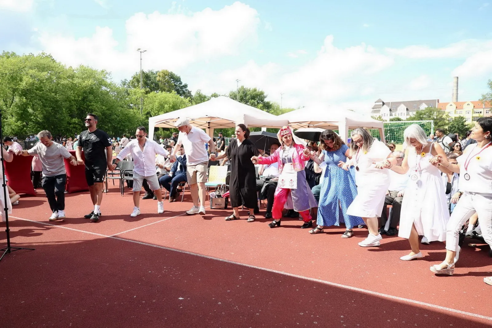 tdu-sommerfest-2025-ein-tag-voller-vielfalt-gemeinschaft-und-solidaritaet (52)