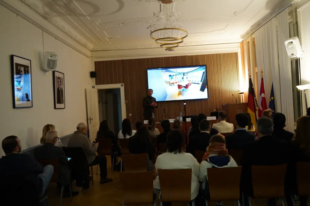 erfolgreicher-praesentationsabend-firmen-stellen-sich-vor-bei-der-tdu (10)