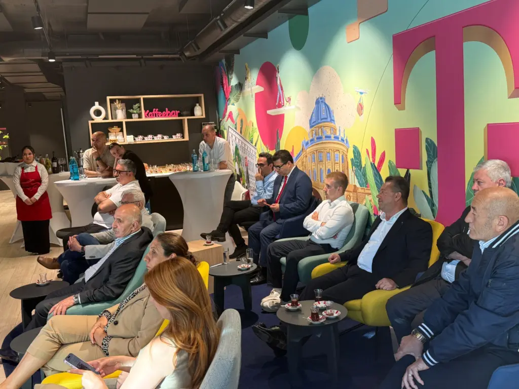 erfolgreicher-telekom-x-tdu-netzwerkabend-im-telekom-shop-am-europa-center (5)
