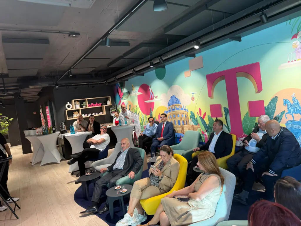 erfolgreicher-telekom-x-tdu-netzwerkabend-im-telekom-shop-am-europa-center (8)