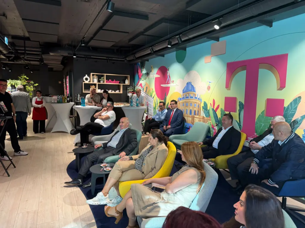 erfolgreicher-telekom-x-tdu-netzwerkabend-im-telekom-shop-am-europa-center (9)