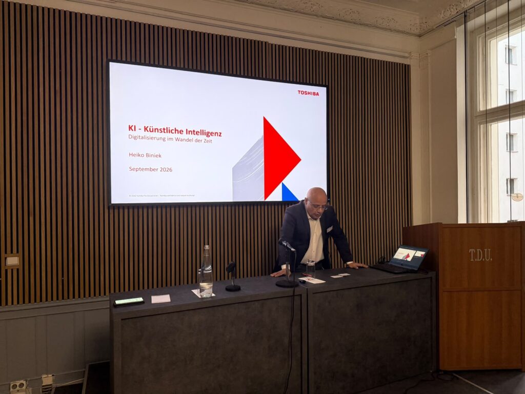Titelfolie „KI – Künstliche Intelligenz“ am Rednerpult der TDU